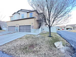 Front facade with a garage and a front yard