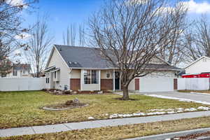 Single level plan with vinyl siding and brick details.