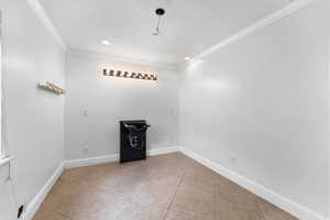 Flex room with its own entrance separate from apartment or home. This would be great for an in house salon or business.