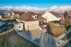 View of front of property featuring a front yard, a porch, and a mountain view