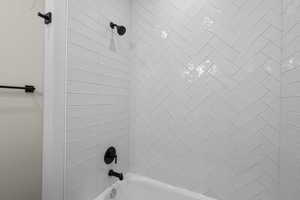 Bathroom with tiled shower / bath combo