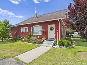 View of front of home featuring a front yard