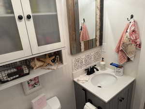 Full Bathroom featuring toilet, shower / bath combo with shower curtain, vanity, and ornamental molding