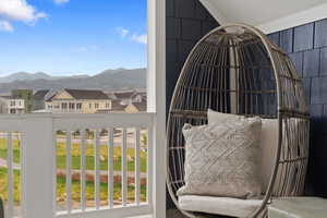 Balcony featuring a mountain view