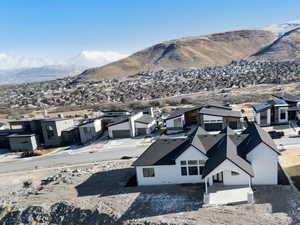 Aerial view with a mountain view