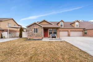 View of front of house featuring a front yard