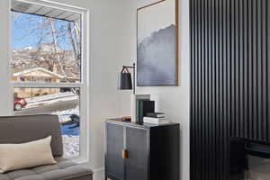 Office with plenty of natural light and a mountain view