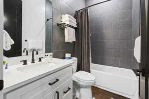 Full bathroom featuring toilet, vanity, and shower / bath combo