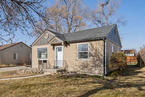 View of front facade with a front yard