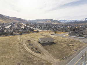 Aerial view with a mountain view