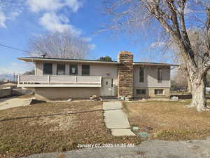 Bi-level home featuring a front yard