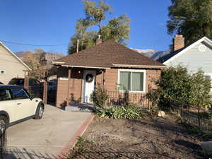 Bungalow featuring a mountain view