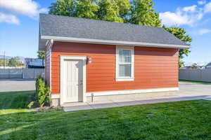 View of outbuilding/garage featuring a yard