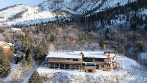 Snowy aerial view featuring a mountain view