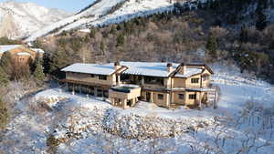 Snowy aerial view featuring a mountain view