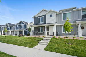 View of front facade featuring a front yard