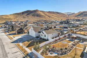 Aerial view with a mountain view