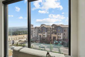 Balcony featuring a mountain view