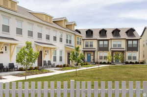 View of front facade featuring a front lawn