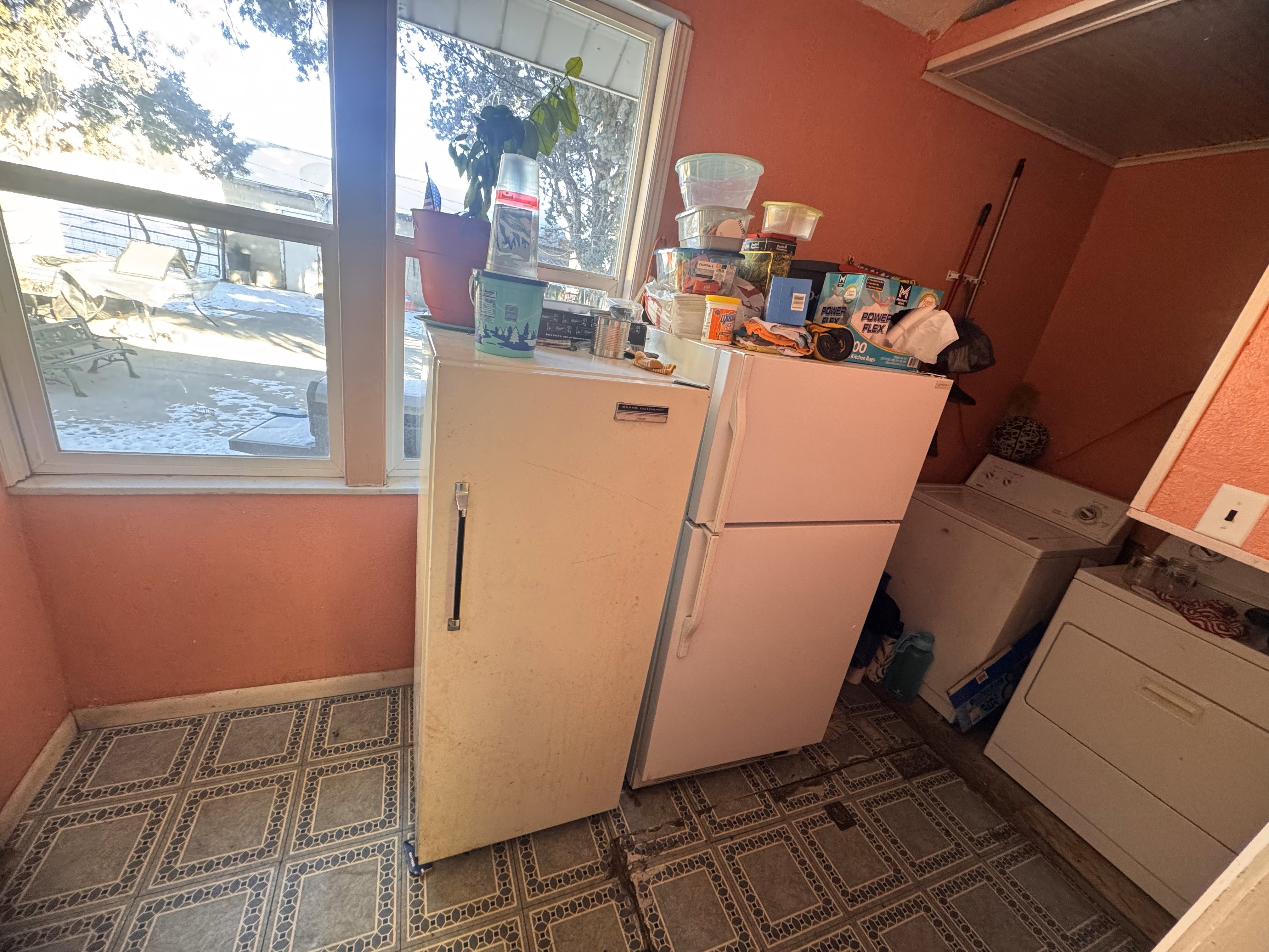 Laundry room with washer / clothes dryer