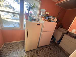 Laundry room with washer / clothes dryer