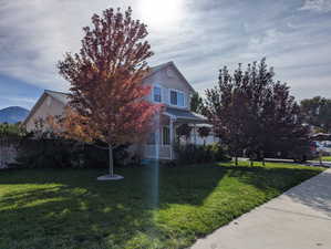 View of front facade featuring a front lawn