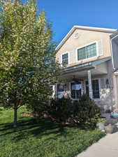 View of front facade featuring a front yard