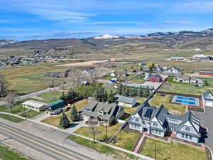 Bird's eye view with a residential view and a mountain view