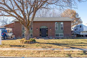 View of front facade with a front yard