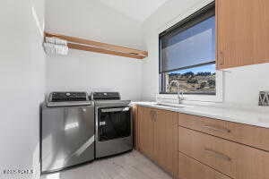 Laundry room featuring cabinets, sink, and independent washer and dryer