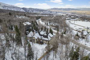 Snowy aerial view with a mountain view