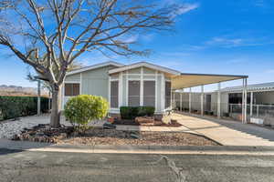 Manufactured / mobile home with a carport