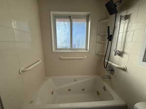 Bathroom with tiled shower / bath combo