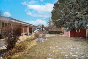 View of yard featuring a storage shed