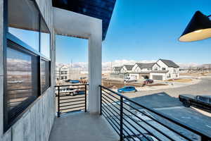 Balcony featuring a mountain view