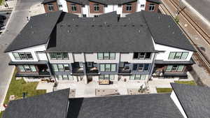 Front view of 5 unit building 11