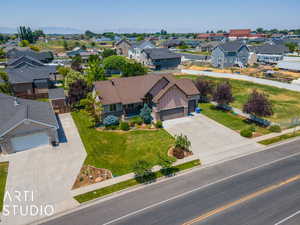 Birds eye view of property featuring a mountain view