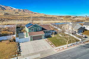 Birds eye view of property featuring a mountain view