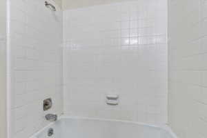 Bathroom with tiled shower / bath combo