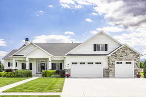 View of front of property featuring a front yard