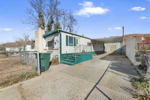 Manufactured / mobile home featuring a carport