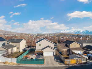 Birds eye view of property featuring a mountain view