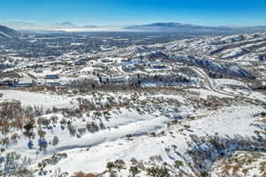 Snowy aerial view featuring a mountain view