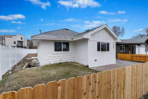 View of front of home featuring a front yard