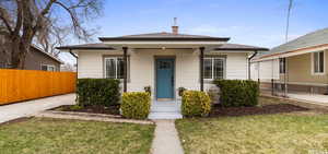 Bungalow featuring a front yard