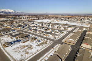 Snowy aerial view featuring a mountain view