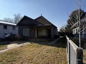 View of front of property featuring a front yard