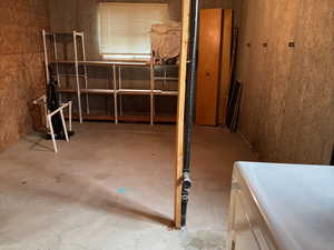 Basement with washing machine and clothes dryer