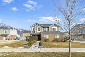 View of front facade featuring a mountain view and a front yard