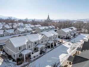 Snowy aerial view featuring a mountain view